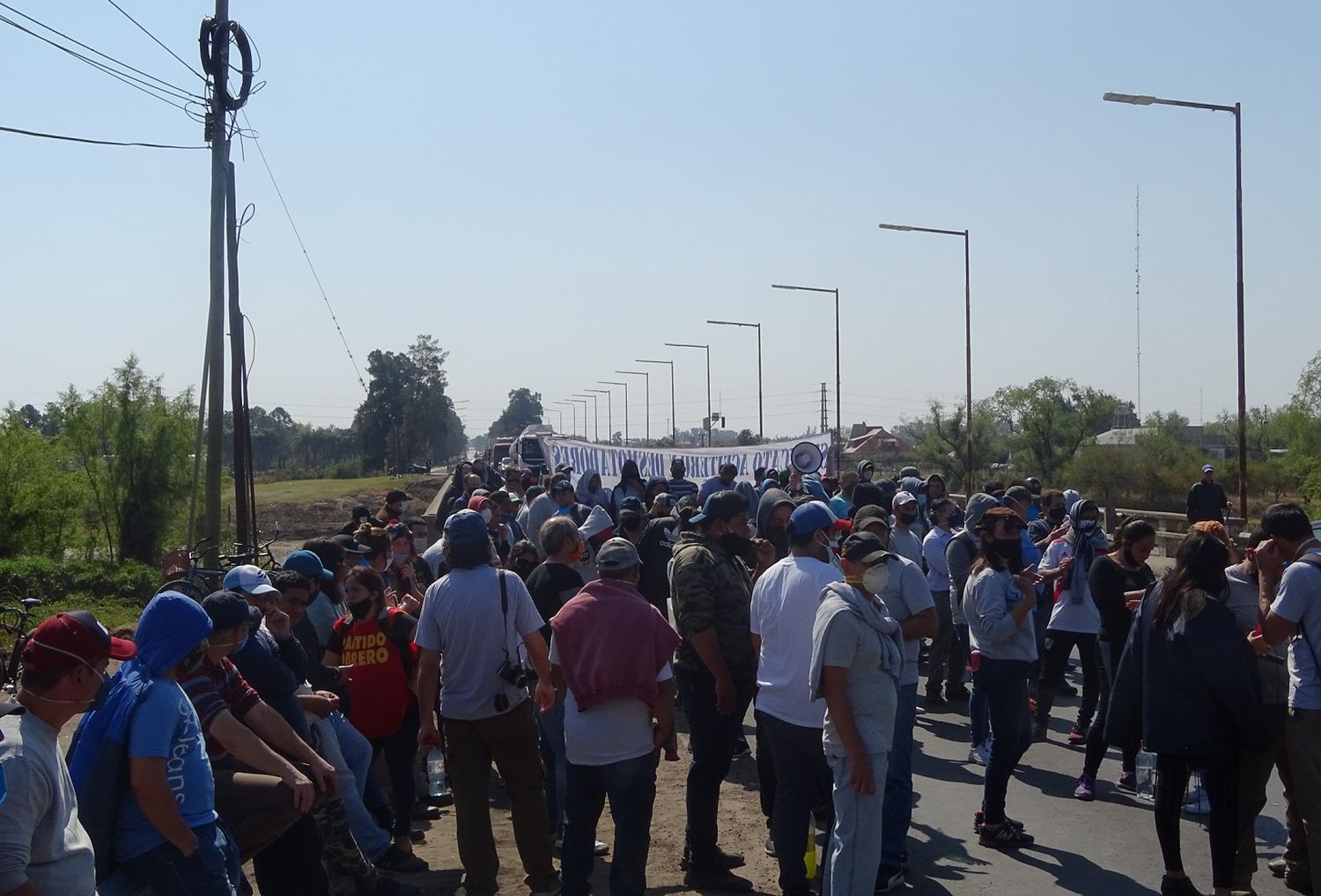 Manifestantes cortaron el tránsito en el puente sobre el arroyo El Rey