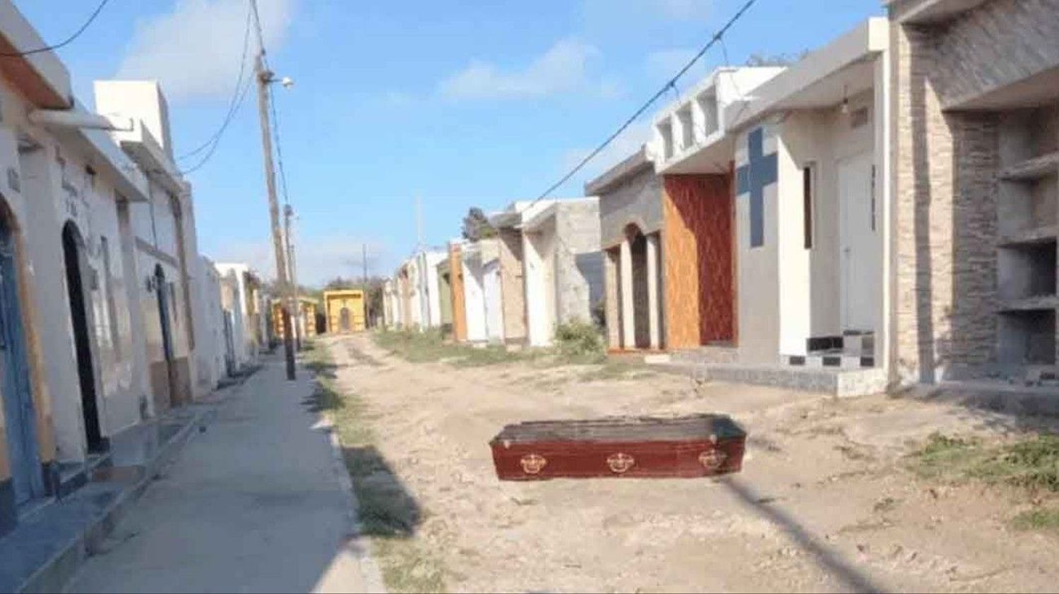 Fue a trabajar cerca del cementerio y encontró el ataúd de su hijo en medio de la calle