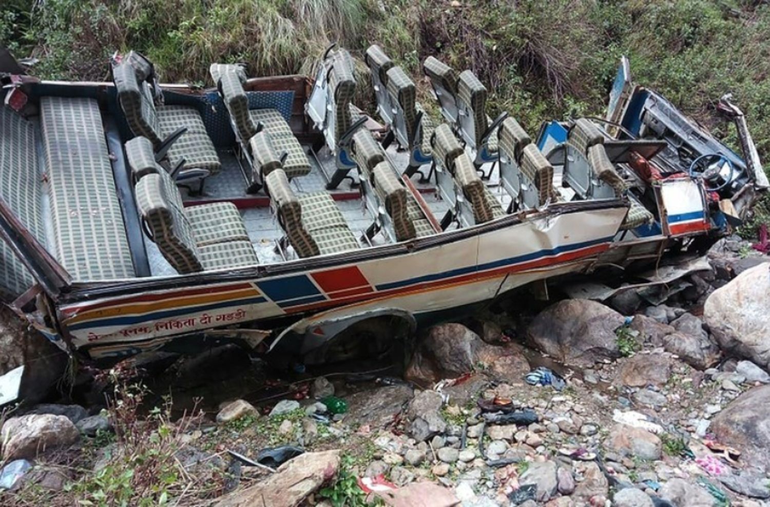 Al menos 48 muertos al caer un micro del Himalaya