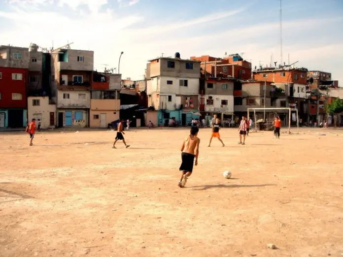 Los partidos de fútbol por plata, una preocupación en los barrios populares