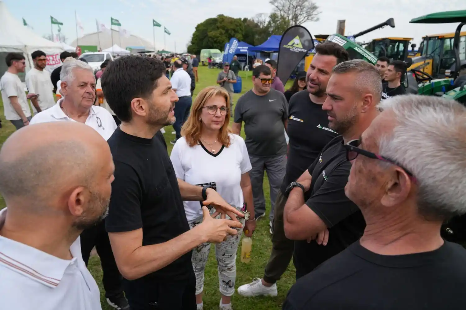 El gobernador junto a los productores de la localidad.
