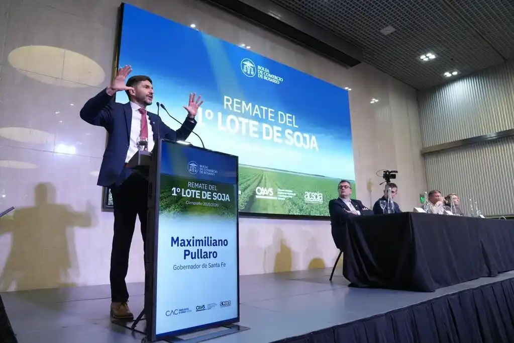 Maximiliano Pullaro, participó del remate del primer lote de soja de la campaña 2025/26, realizado en la Bolsa de Comercio de Rosario.