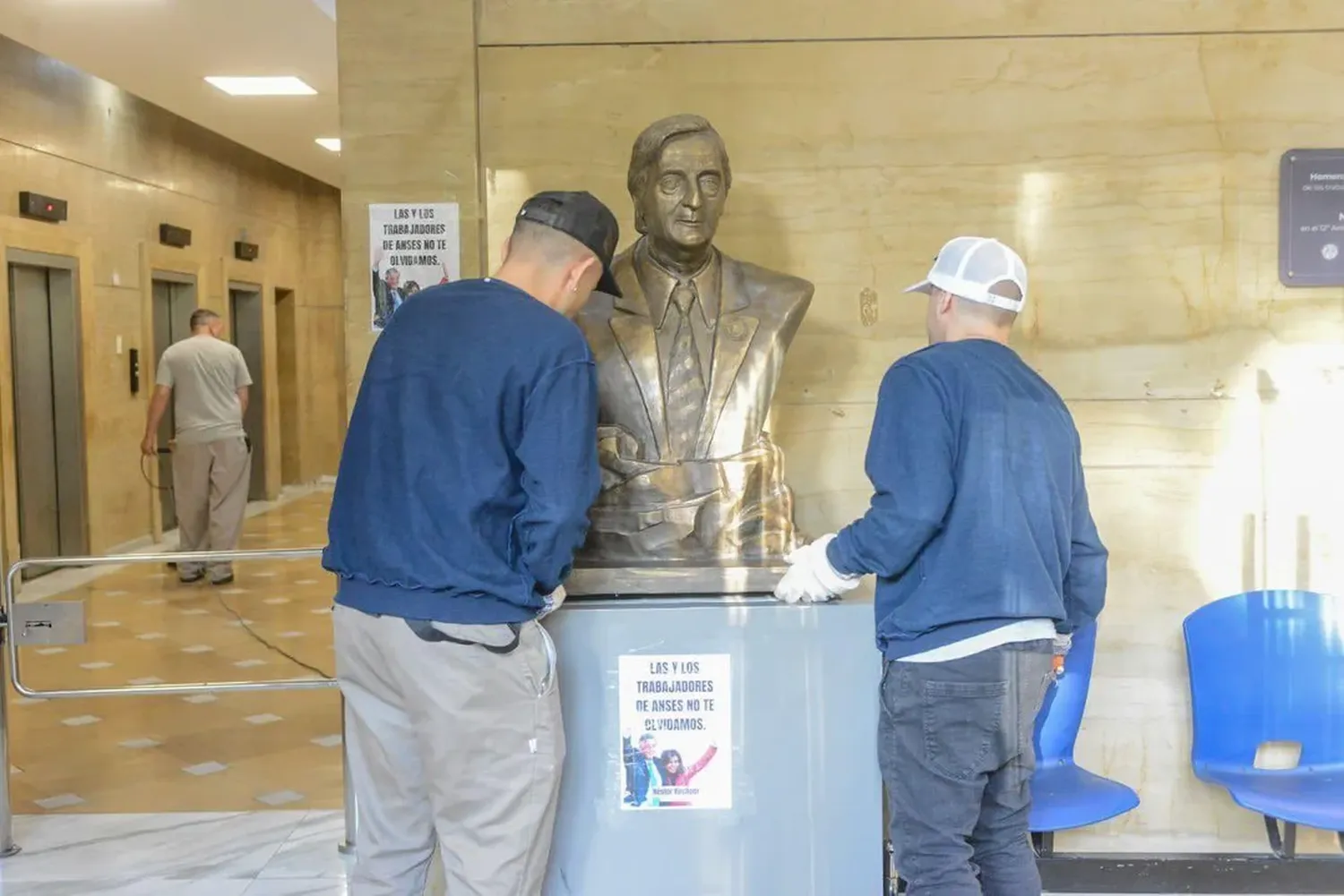 El Gobierno Nacional retiró esta mañana el busto del expresidente Néstor Kirchner.