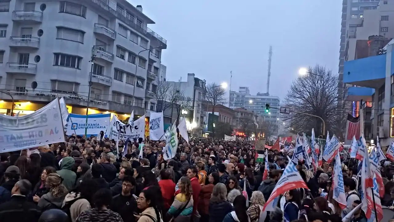 La amplia movilización copó centro marplatense, para hacer sentir el reclamos de los sectores universitarios y de la salud.