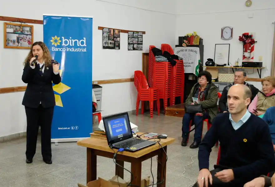 ¿Qué temas se abordan en los talleres de inclusión financiera y digital para jubilados?