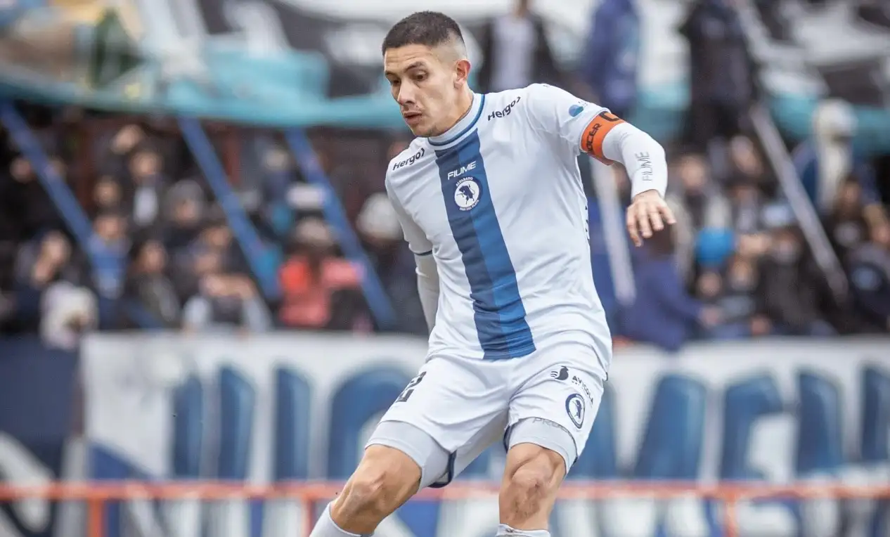 Alan Robledo vistiendo  la camiseta de Alvarado