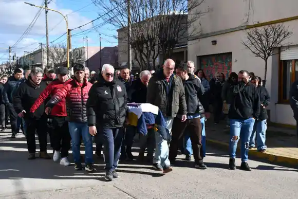 Así fue el último adiós a Juan Carlos "Chinchu" Gasparini, tres veces intendente de Roque Pérez y símbolo de superación