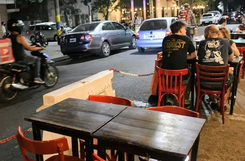 Peligrosa modalidad en Pichincha: con los autos al ras de los comensales, inauguraron mesas en la calle