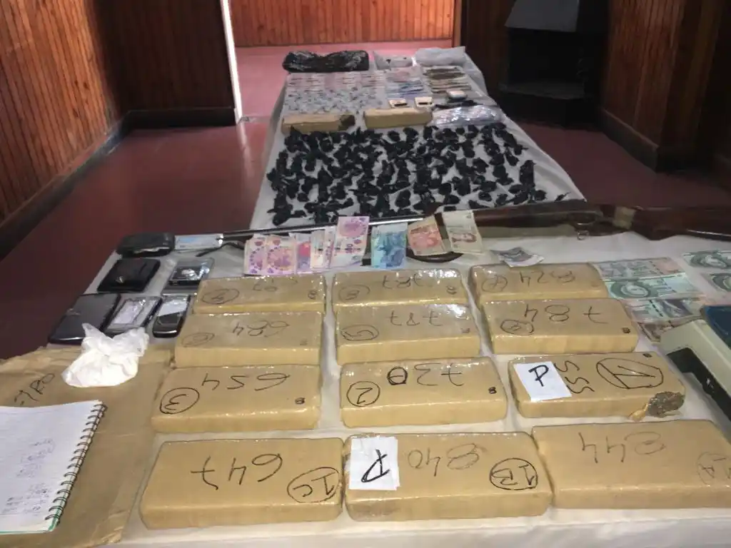 Se escondió en un tanque de agua para evitar su detención, pero lo atraparon