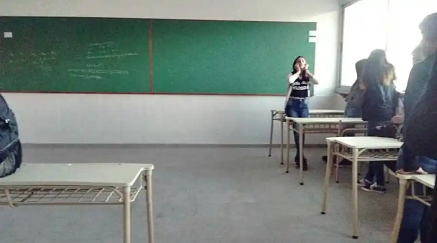En las escuelas de Bahía Blanca estudian parados porque la Provincia no envió sillas