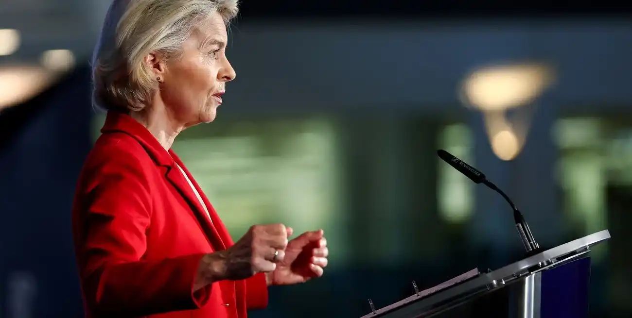 Ursula von der Leyen, anunció que avanzará con la aplicación provisional del acuerdo comercial con el Mercosur. Créditos: REUTERS/Yves Herman