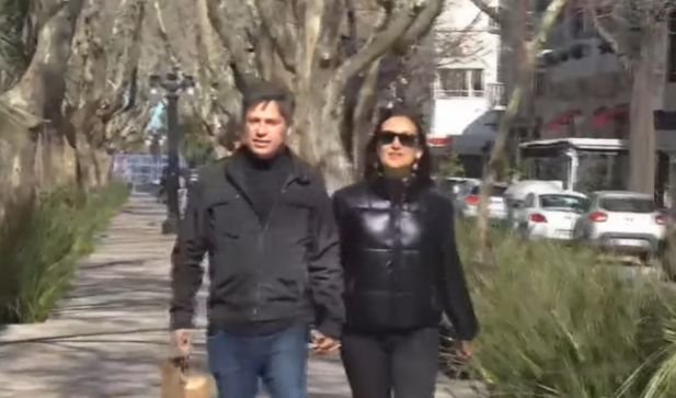 Axel Kicillof votó en La Plata y le llevó factura a las autoridades de mesa: "Siempre, si vivo acá a la vuelta, cómo no"