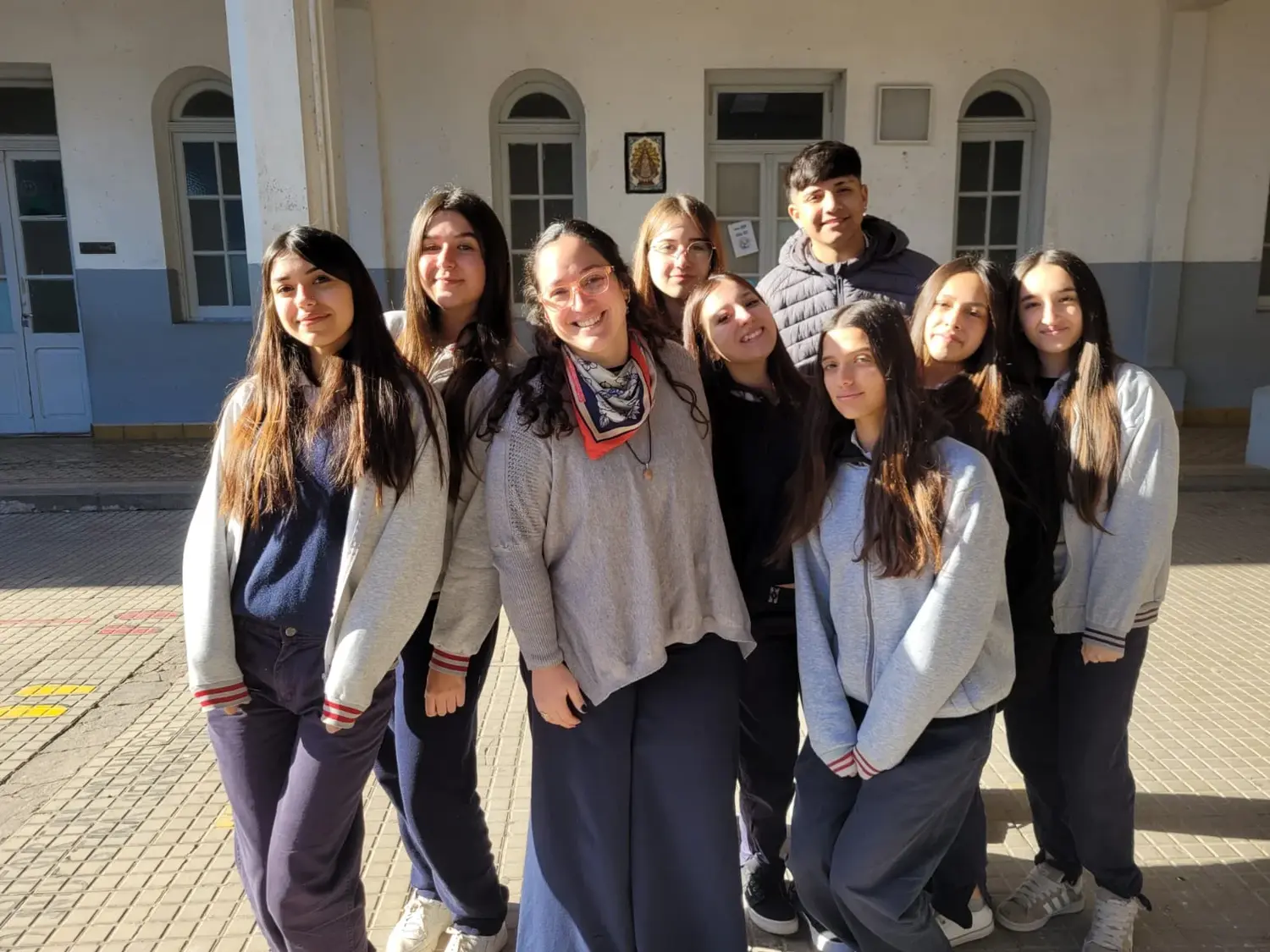 Sabrina Albornoz, directora del Colegio Hogar San José junto a los chicos del bloque