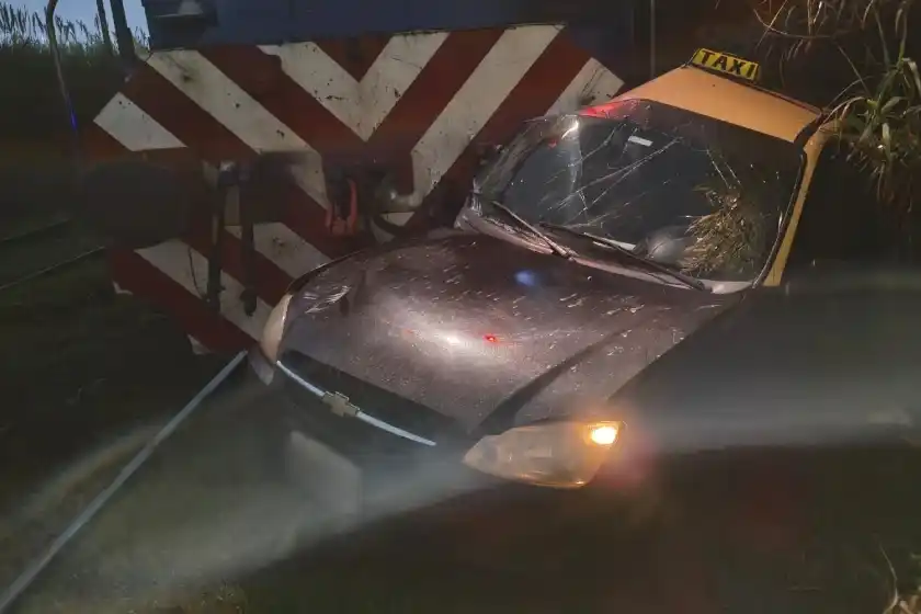 Impactante: un tren embistió a un taxi y lo arrastró por varios metros en zona oeste.