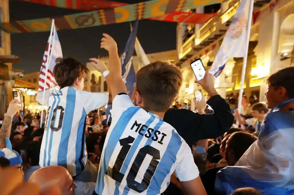 “Que el domingo, cueste lo que cueste…”: el grito sagrado de los hinchas argentinos en Qatar