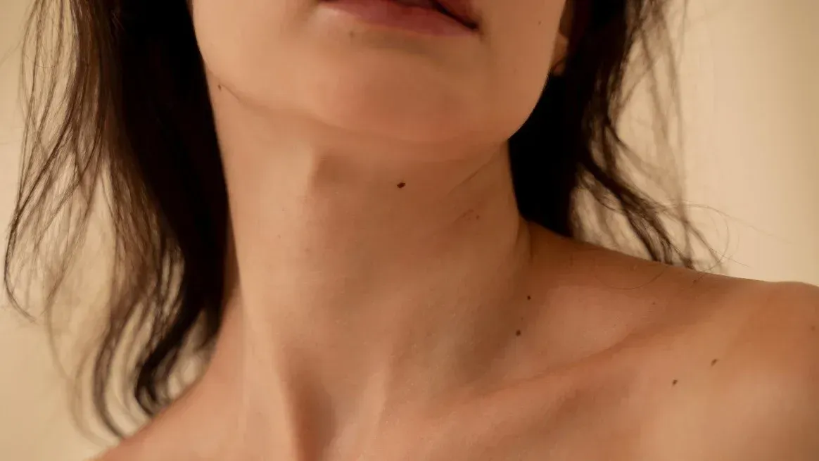 Cada lunar es leído como una huella energética que el alma conserva a lo largo de las encarnaciones.