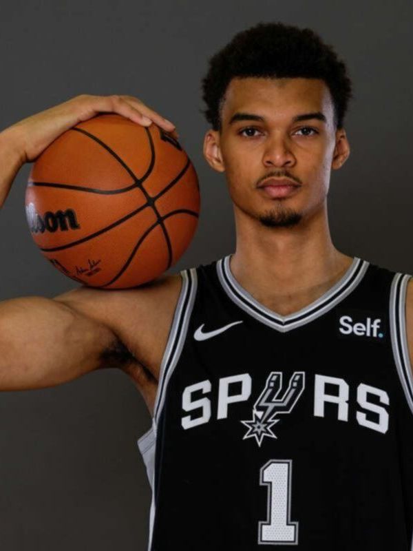 Victor Wembanyama reacciona ante una multitud en la práctica abierta de los Spurs