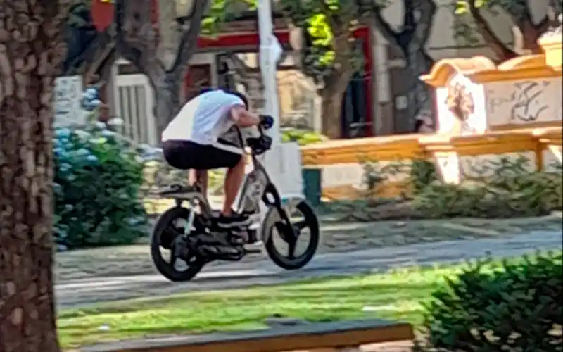 Reclamo: “Andan en moto en la plaza”