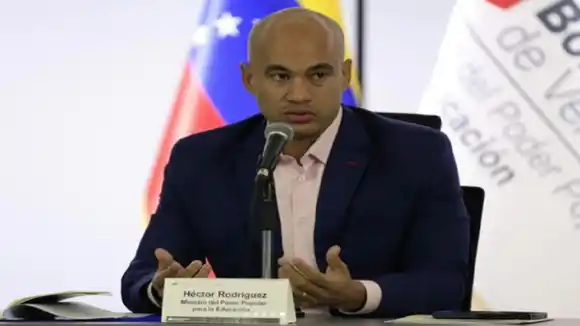 Ministro Héctor Rodríguez entrega vehículos «para fortalecer trabajo educativo»: la respuesta en RR.SS. es lo cumbre