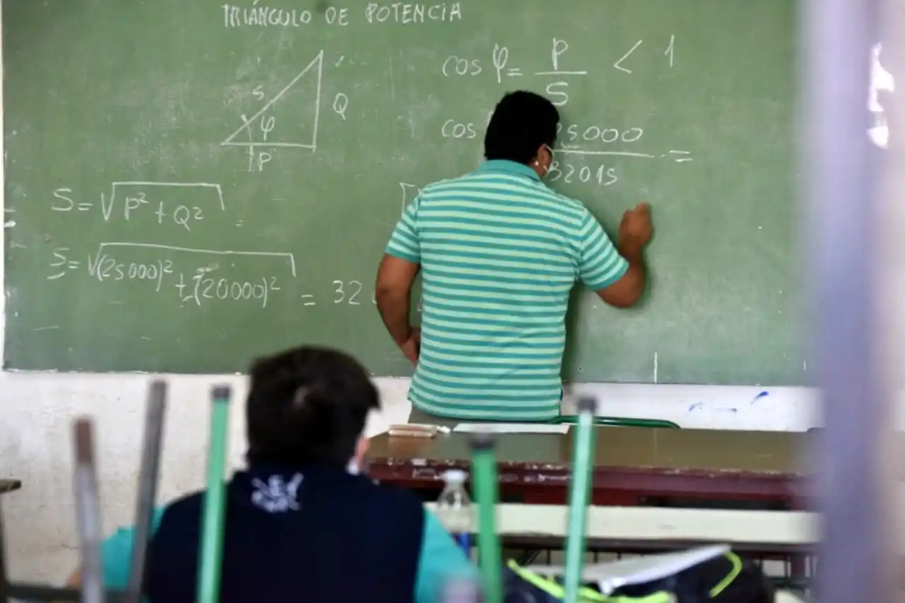 Docentes advierten sobre la recarga laboral que implica un sistema bimodal de enseñanza