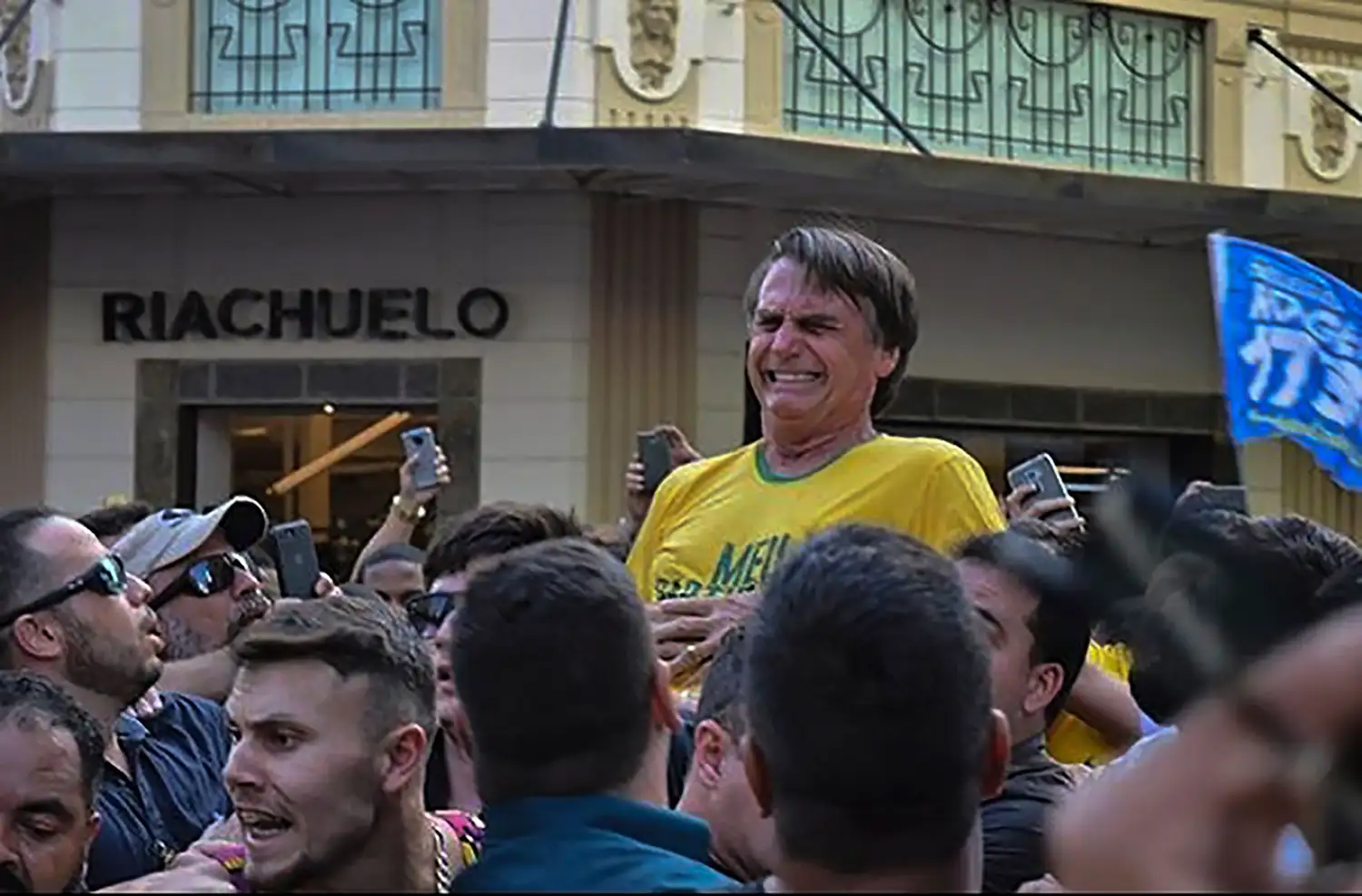 Apuñalaron ligeramente al candidato Bolsonaro en Brasil