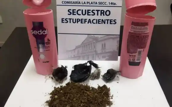Intentó pasar marihuana escondida en envases de shampoo en un penal de La Plata y lo descubrieron