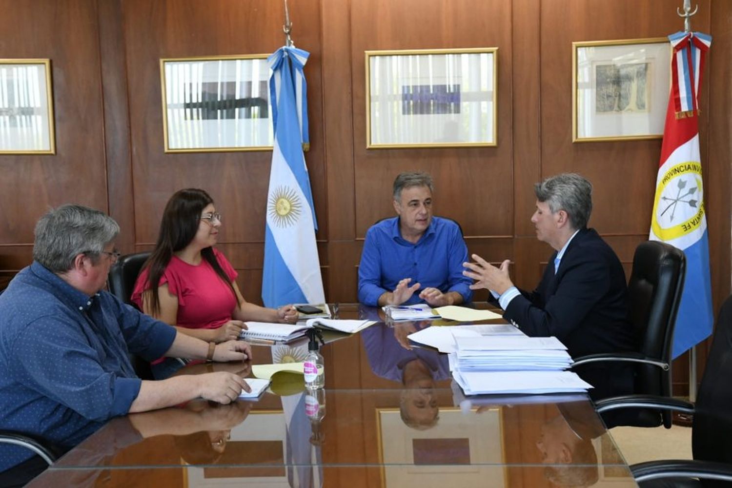 El intendente, Luis Castellano, junto con la secretaria de Auditoría, Evaluación y Transparencia, Cecilia Gallardo, y el jefe de Gabinete, Marcelo Lombardo, recibieron el informe de auditoría externa realizada por el CPN Leandro Chavarini.