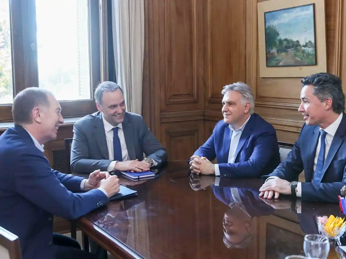 Diego Santilli y Manuel Adorni recibieron a Martín Llaryora.