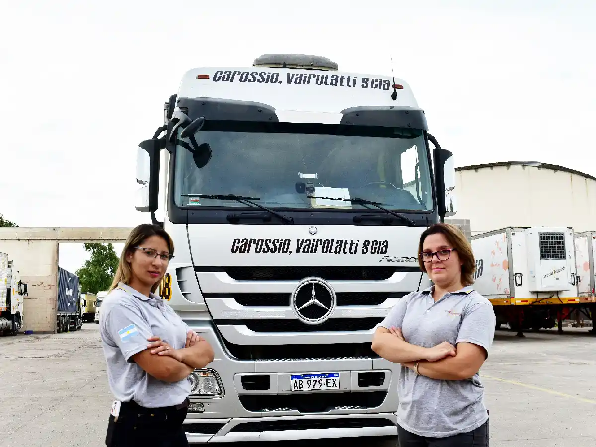 Por primera vez, una empresa incorporó mujeres para conducir su flota de camiones 