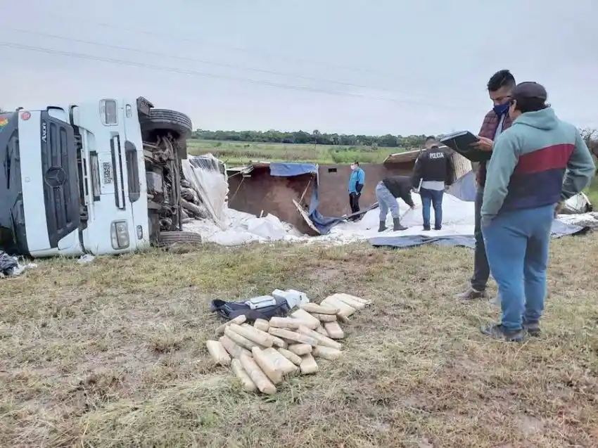 Camión volcó y se halló en la carga 40 paquetes de hojas de coca