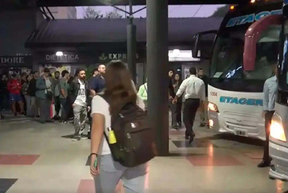 Un paro inesperado complicó los viajes desde la Terminal de Paraná