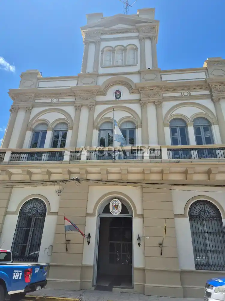 Interceptan a dos hombres con un bolso lleno de ropa nueva y terminan detenidos