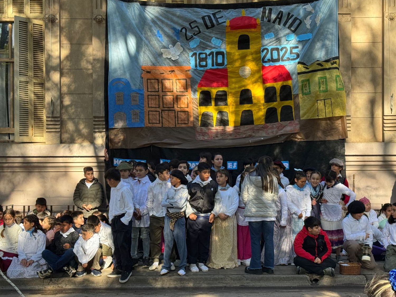 25 de Mayo: el acto de los alumnos de la escuela 1