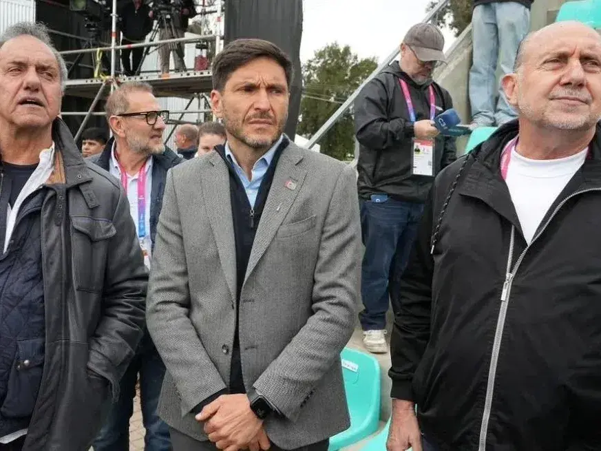 El ex mandatario provincial estuvo en la pista de atletismo, se saludó con Maximiliano Pullaro