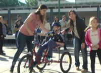 La Escuela Técnica 1 entregó la tricicleta al niño de 9 años que padece Síndrome de West 