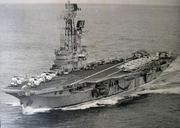 Malvinas: el plan británico para atacar el portaaviones argentino con ayuda de satélites norteamericanos