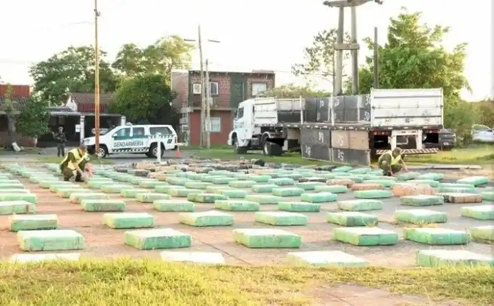 Incautaron más de cuatro toneladas y media de marihuana en camión con destino a Rosario