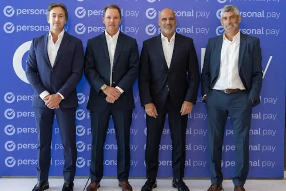 De izquierda a derecha: Juan Parma, CEO de Banco Macro; Jorge Brito, presidente de Banco Macro; Roberto Nobile, CEO de Personal; y Martín Heine, CEO de Personal Pay.