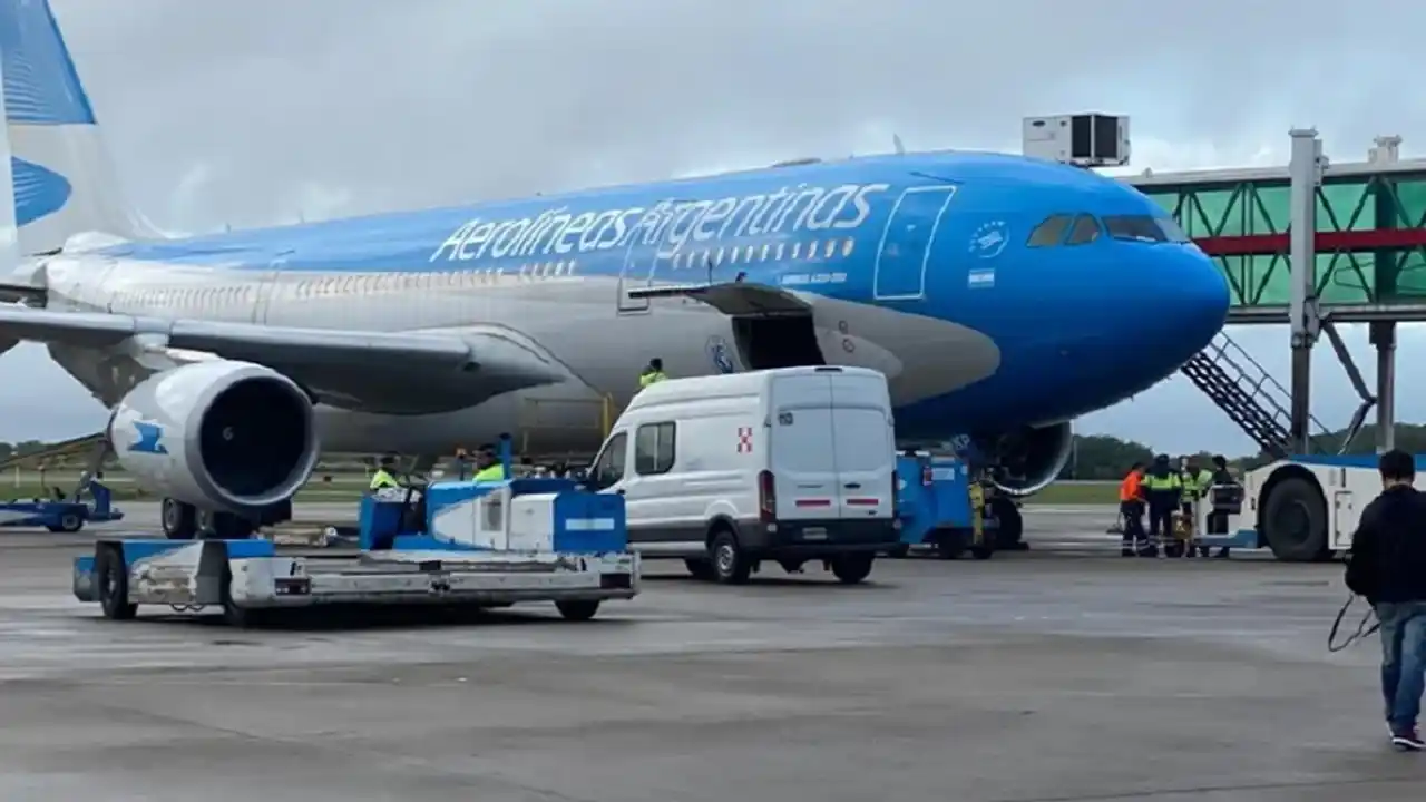Falla técnica provoca demoras en vuelos de Aerolíneas Argentinas en Ezeiza y Aeroparque: 34 servicios afectados