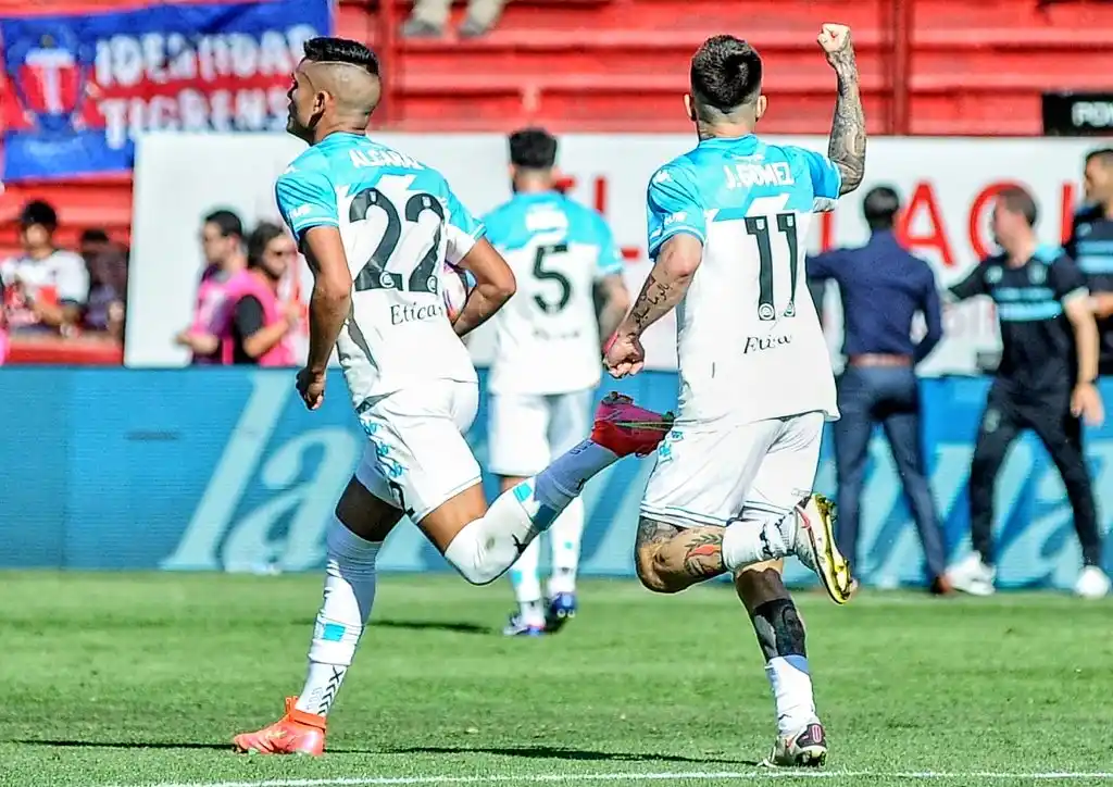 Tras los pasacalles y el torneo perdido, Racing lo dio vuelta ante Tigre y jugará por el Trofeo de Campeones con Boca