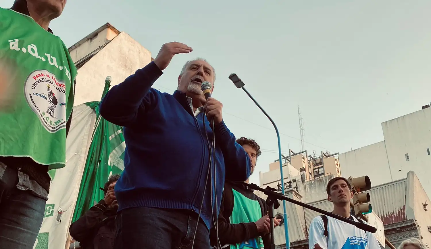 Para el líder de la casa de altos estudios local, "la defensa de la universidad pública es la defensa de la democracia y del desarrollo del país”.