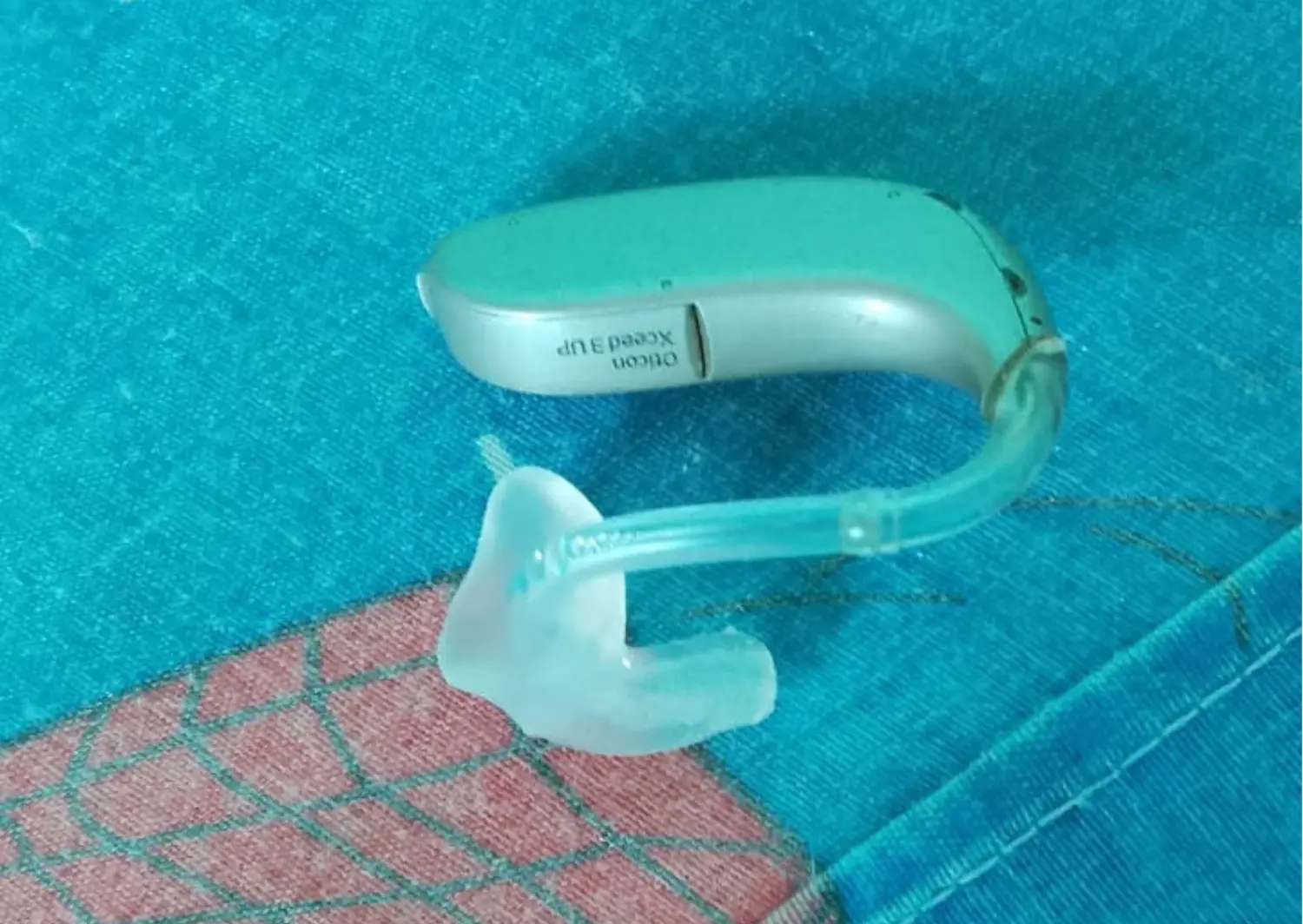 Los audífonos que necesita son de marca Oticon Xceed 3 UP.