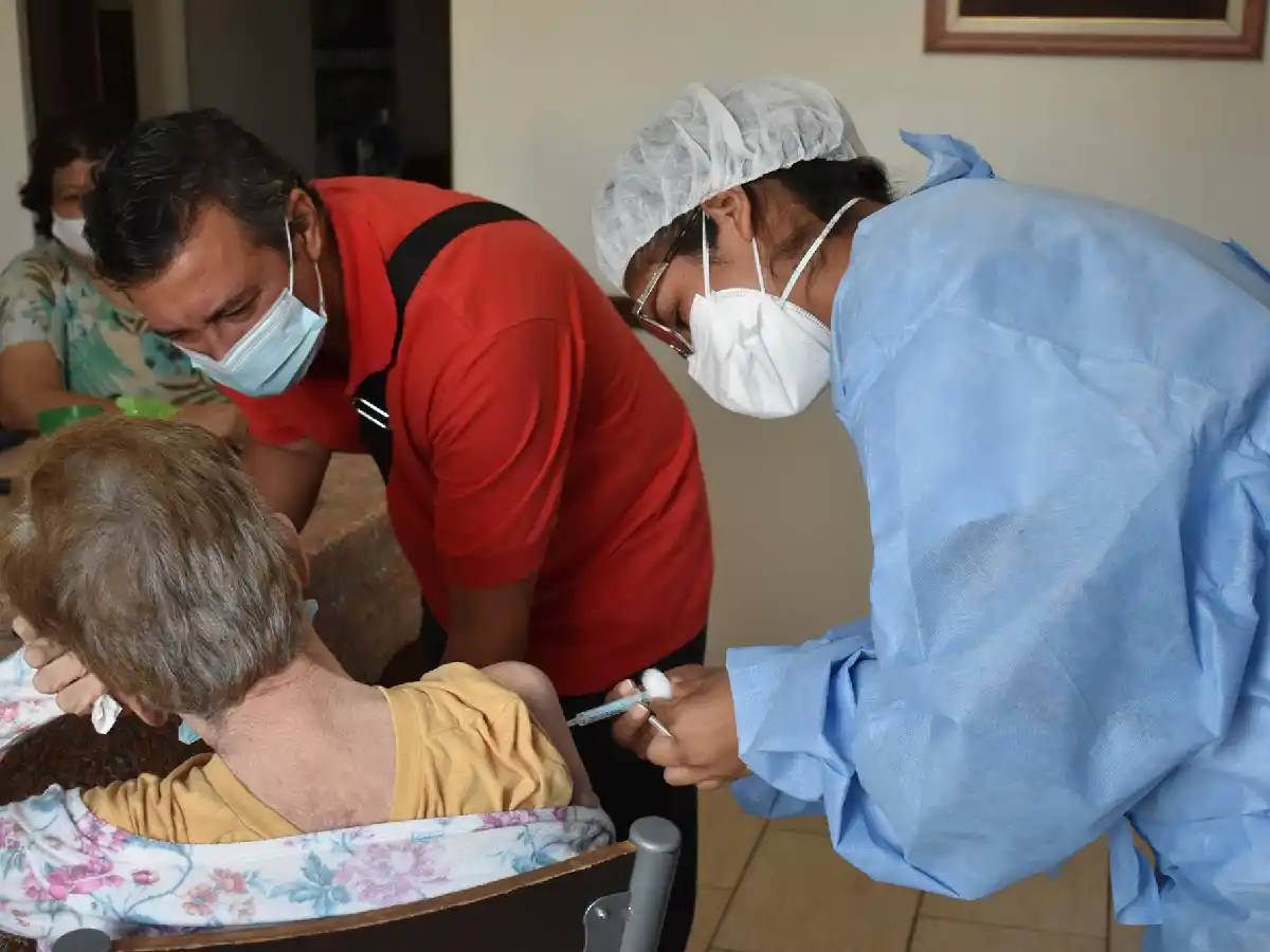 Comenzaron la vacunación en geriátricos de Frontera