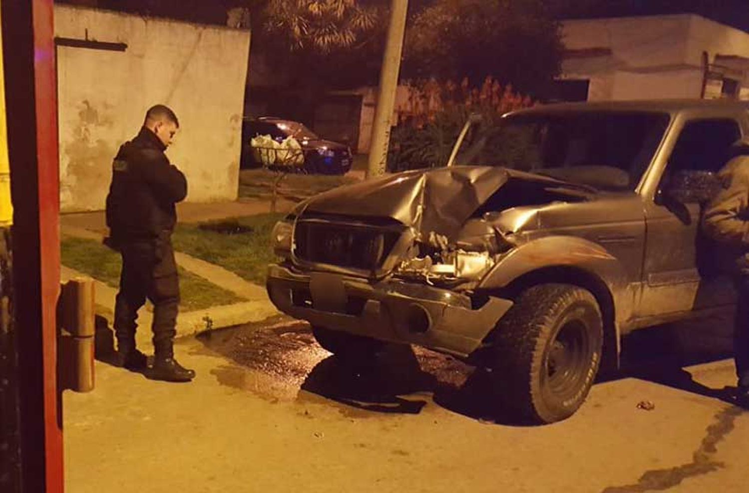 Otro borracho más: manejaba una camioneta y chocó un camión