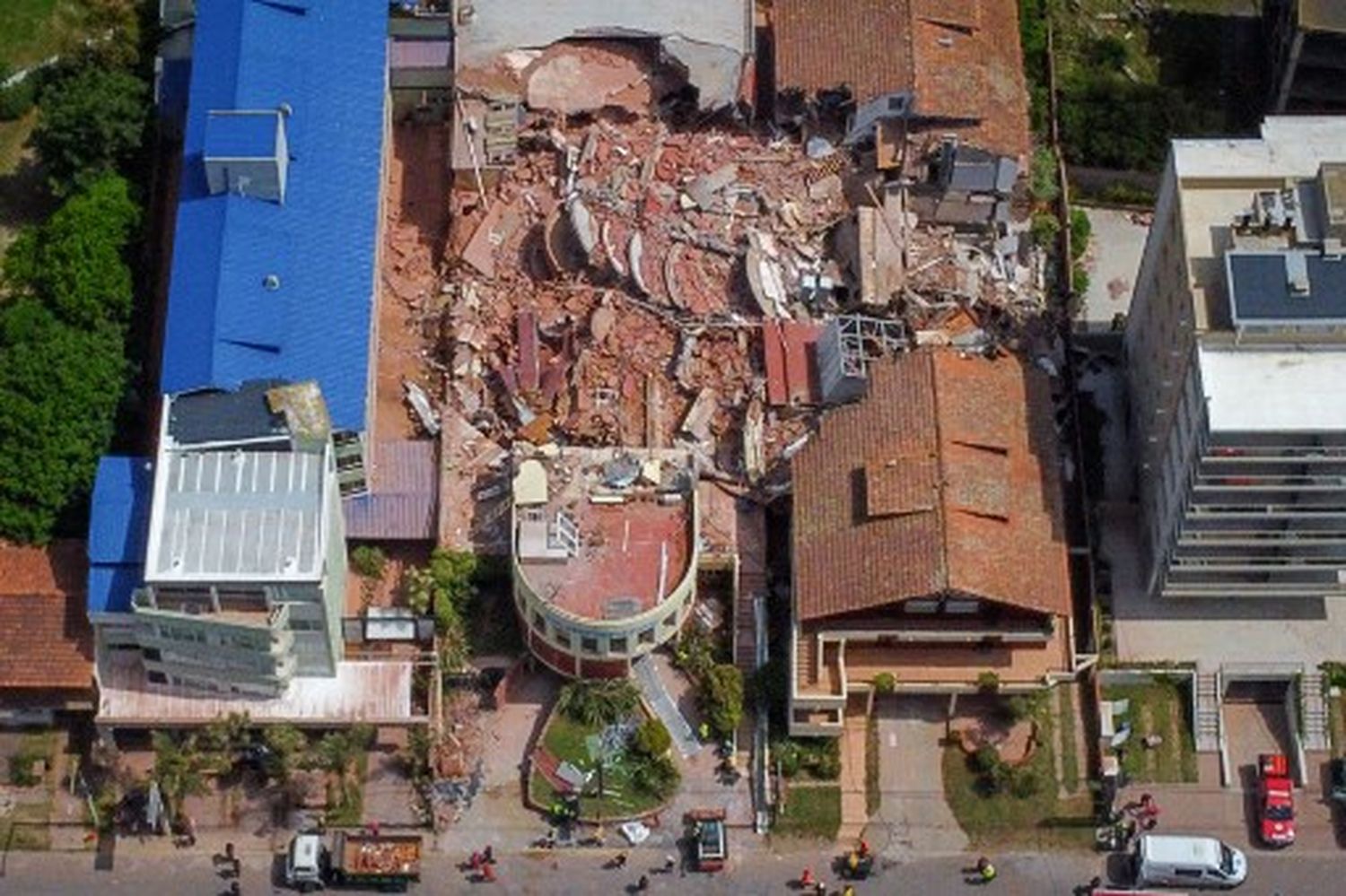 TRAGEDIA EN ARGENTINA: Derrumbe de un hotel deja UN MUERTO Y UNA DECENA DE DESAPARECIDOS