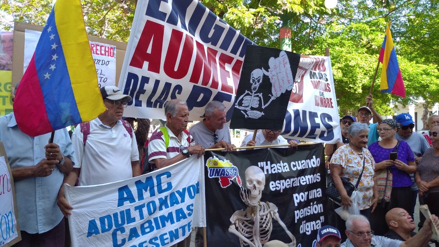 ¡CON HUESO EN MANO! Pensionados y jubilados protestaron contra «el hambre» y exigen aumento de la pensión (+Video)