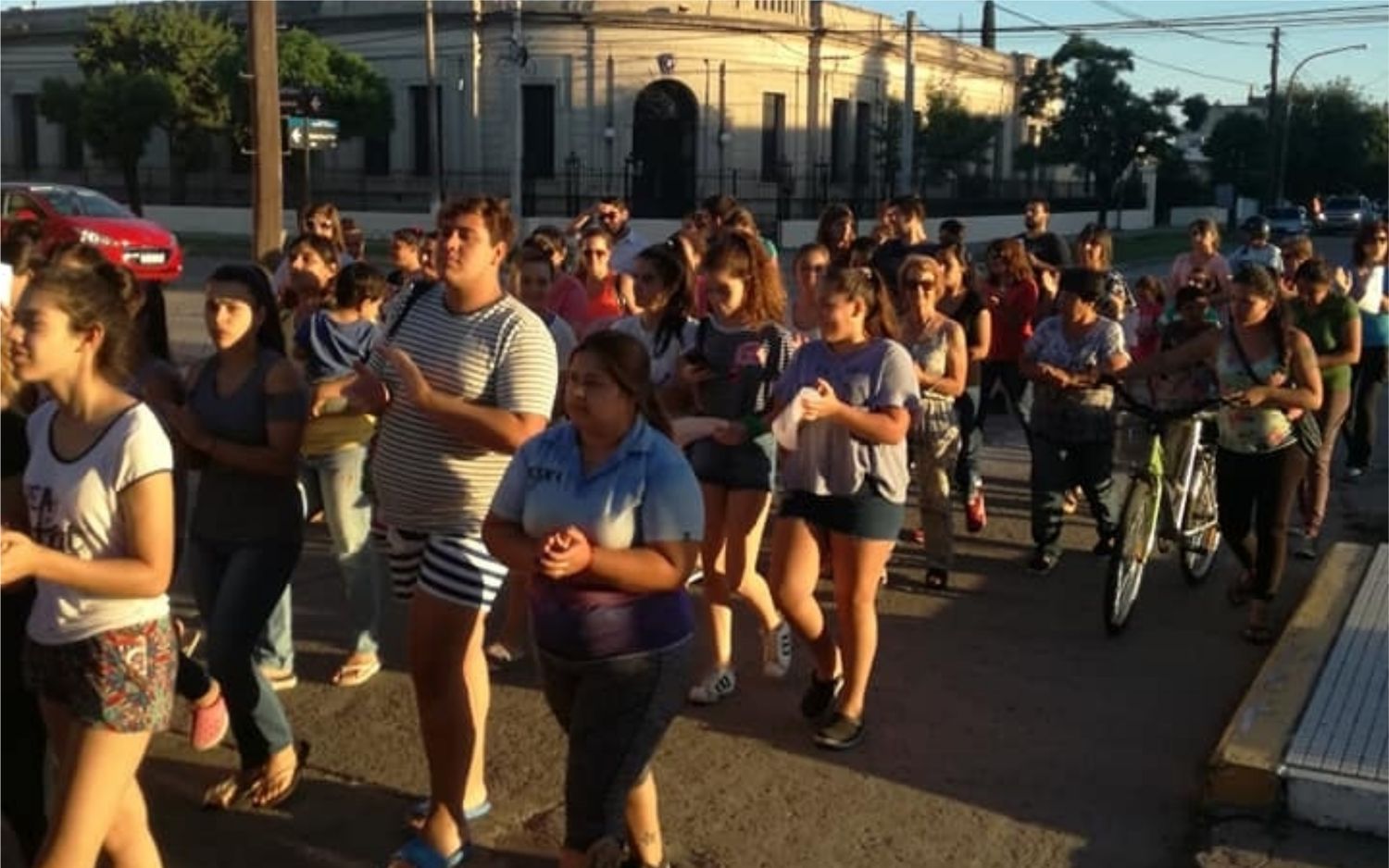 Carlos Tejedor: Vecinos se movilizaron contra un abusador sexual serial que acecha en el pueblo