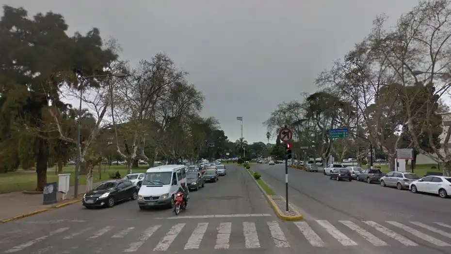 Alcoholemia: para huir de un test, atropelló a agentes y se llevó a uno sobre el capó