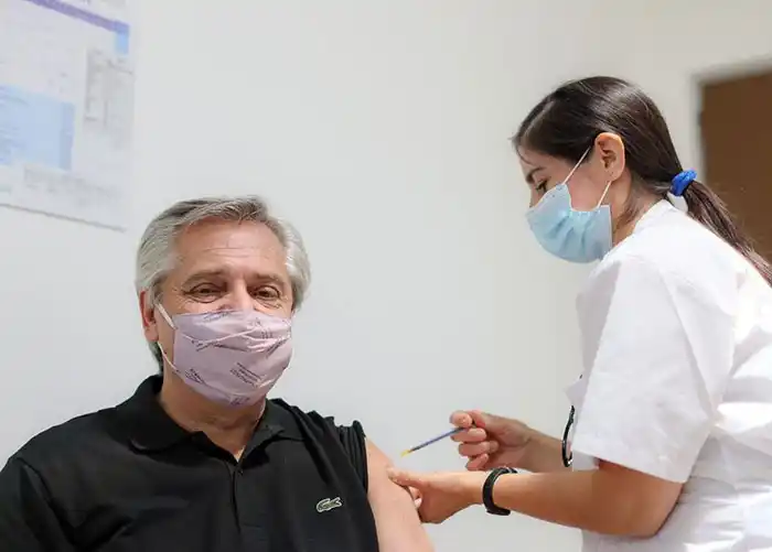 Primera dosis. Se vacunó Alberto Fernández
