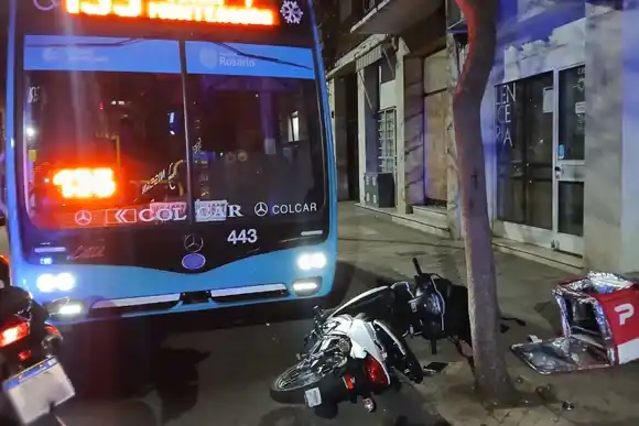 Detuvieron a un delincuente en moto que se hizo pasar por cadete, huyó a contramano y chocó contra un colectivo